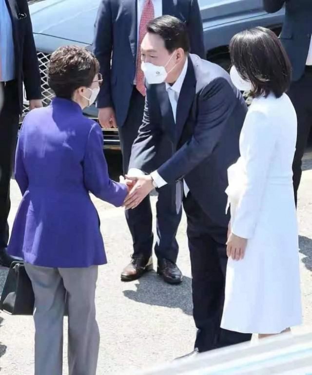 韩国新总统就职典礼 第一夫人白裙亮相 澳洲亿忆网
