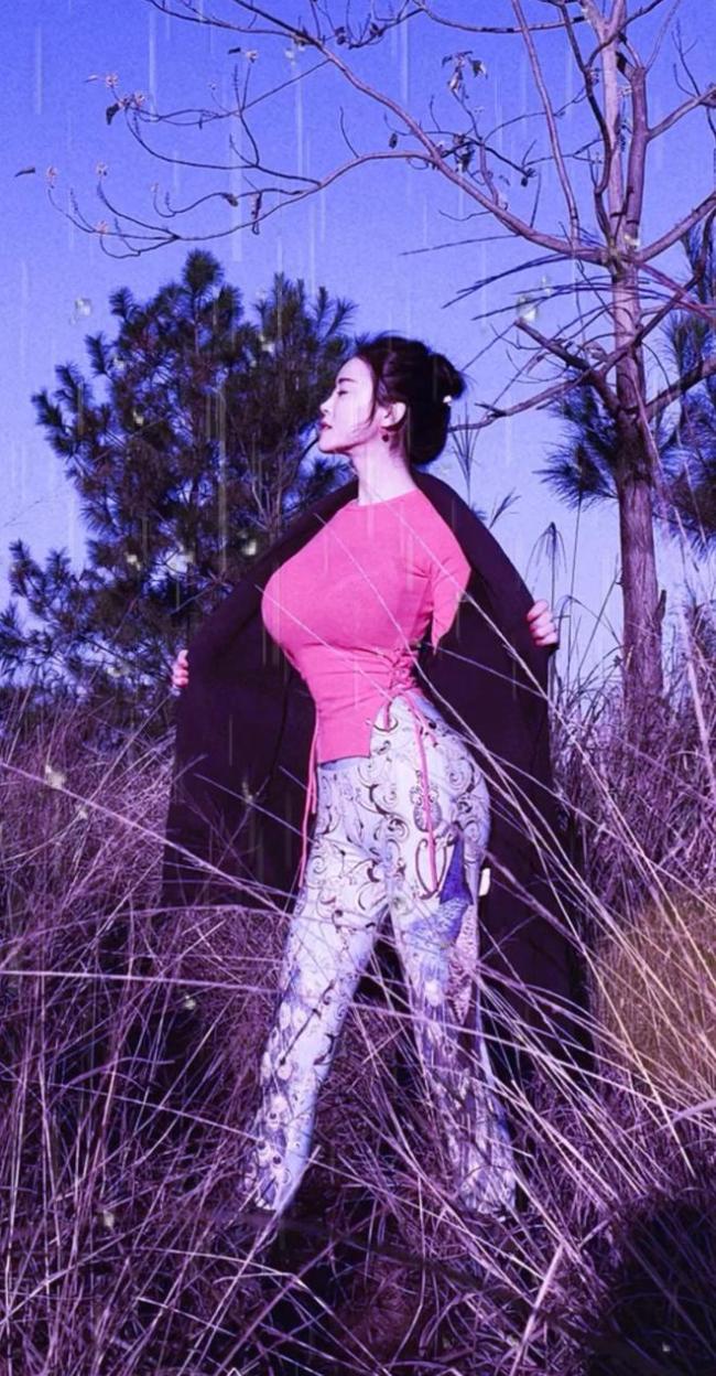 潘春春 演员潘春春中秋祝福惹争议，胸部图案表情奇怪，夸张身材令人瞩目-澳洲亿忆网