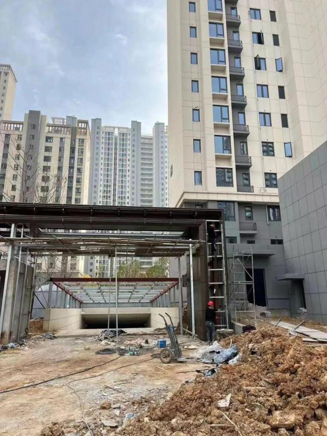 中共烂尾楼腐败观察：房子烂尾一年后:有开发商偷工减料，有人常跑工地，有人因此分手