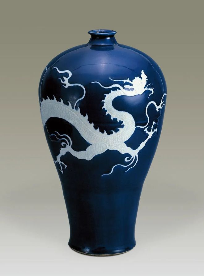 安価 ワタナベ 独享200平方展厅，隔很远看，这件霁蓝釉白龙纹梅瓶这么神秘 工芸品