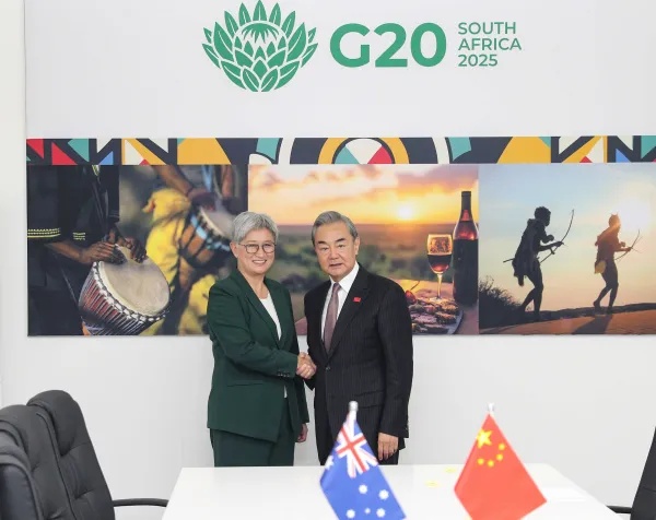 王毅会见澳大利亚外长黄英贤