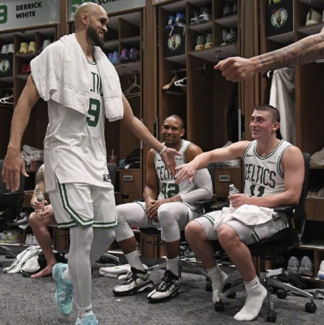 四巨头带领3个拉胯1个，2大角球员却疯狂轰下84分，NBA反转大结局了