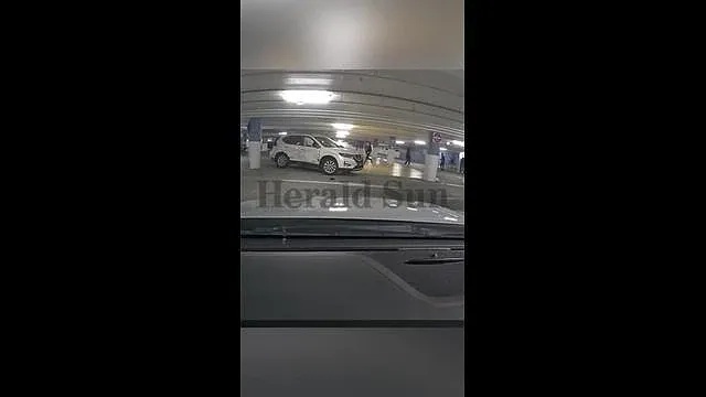 墨尔本华人区，两辆被盗汽车猛撞